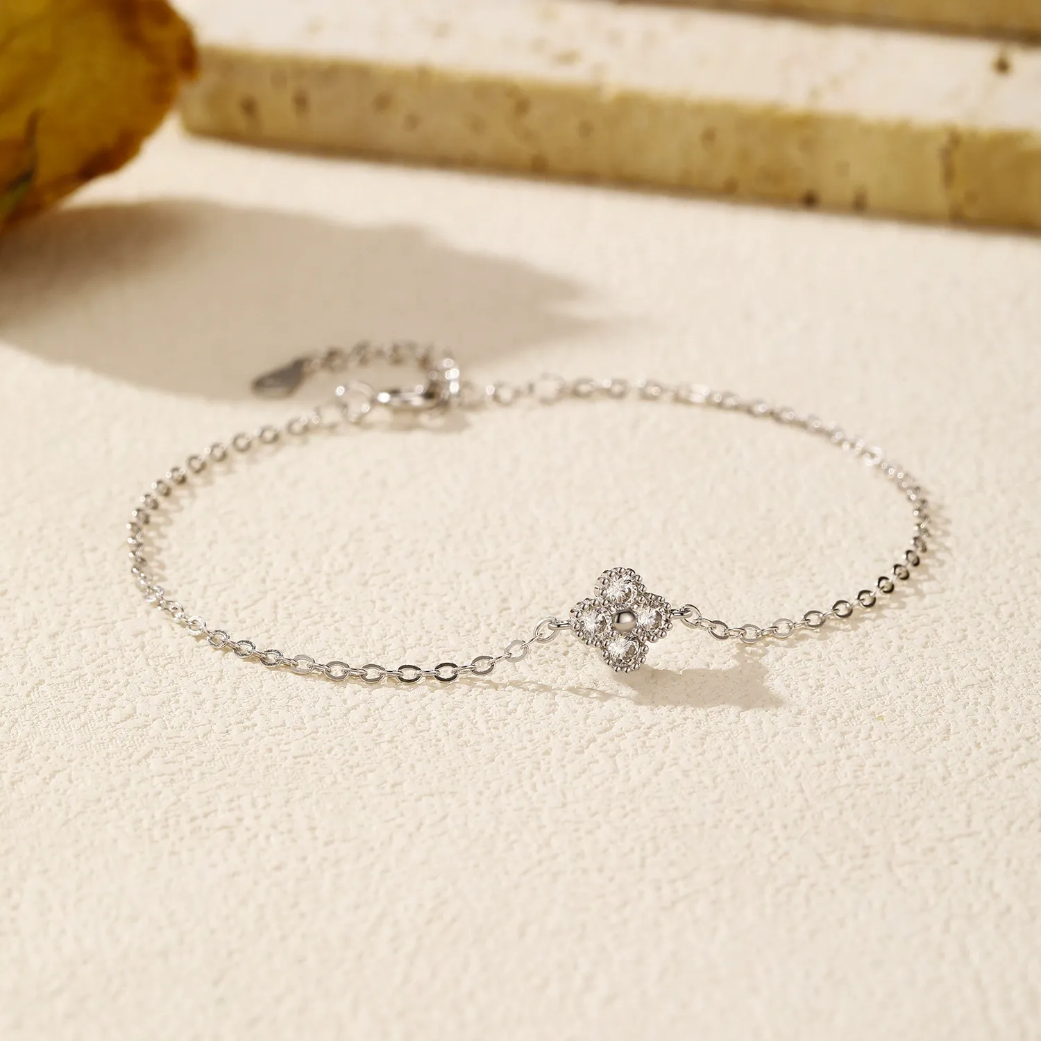 KIVELLUNE Lucienne Clover Moissanite Bracelet product image 3