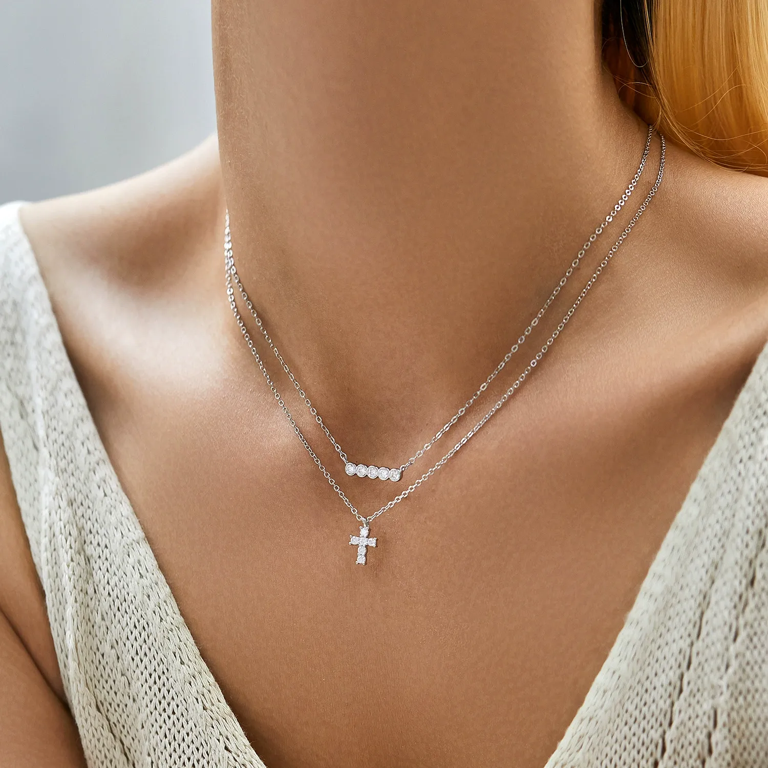 KIVELLUNE Seraphine Cross Moissanite Necklace product image 2