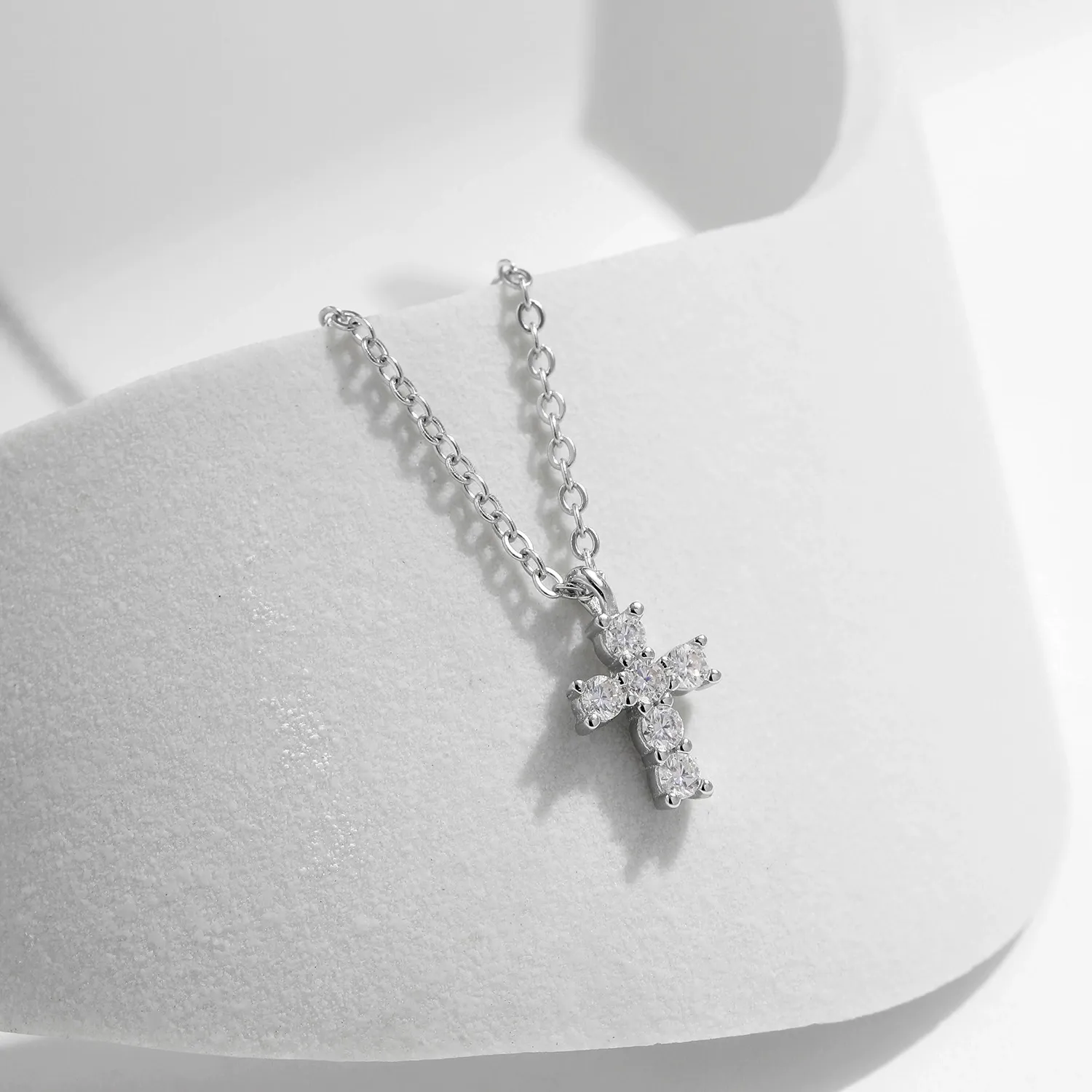 KIVELLUNE Seraphine Cross Moissanite Necklace product image 3