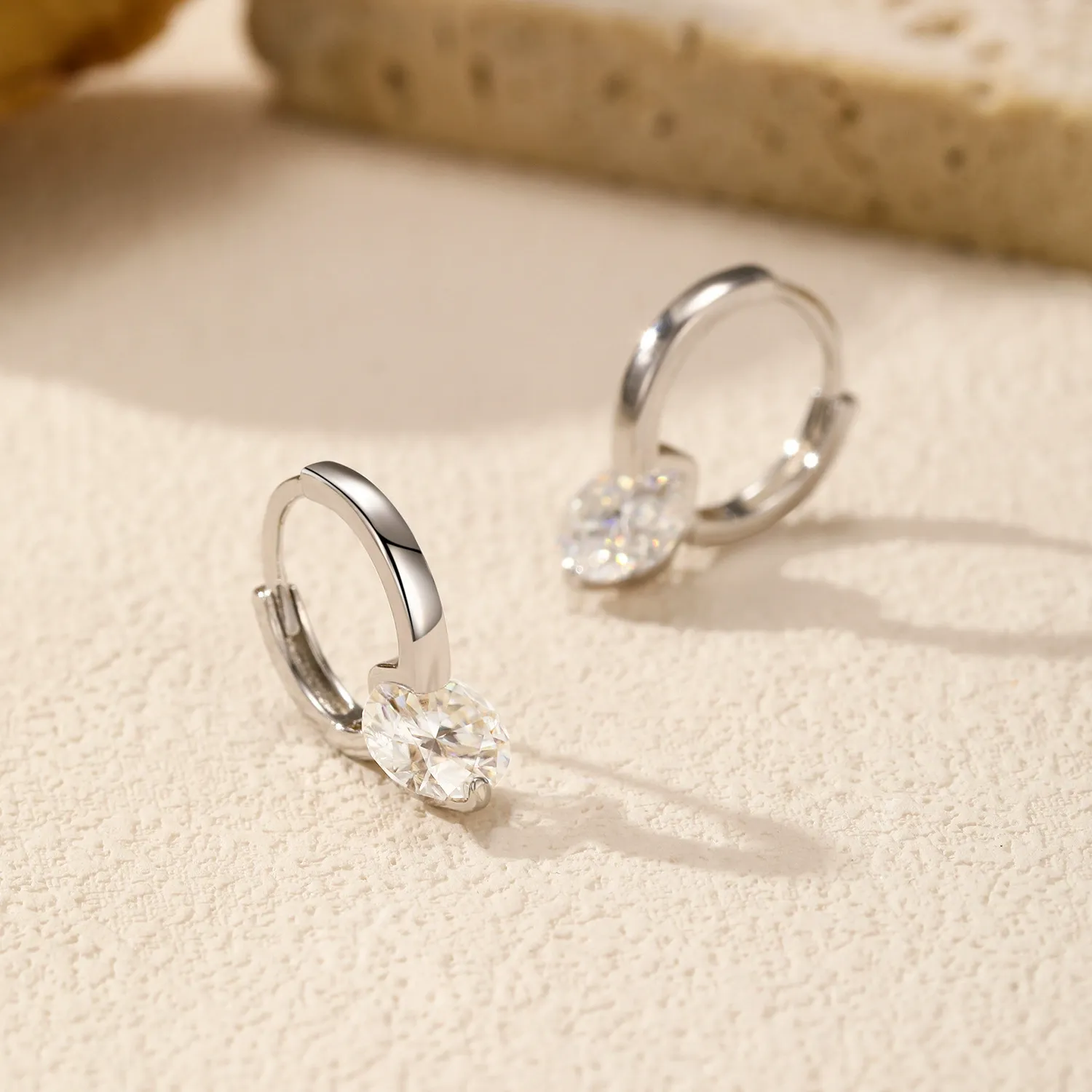 KIVELLUNE Vesper Moissanite Earrings product image 3