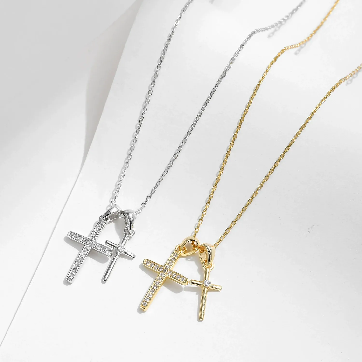 KIVELLUNE Solenne Cross Moissanite Necklace product image 3