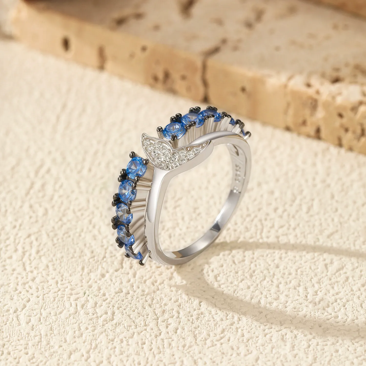 KIVELLUNE Vesper Blue Moissanite Ring product image 3