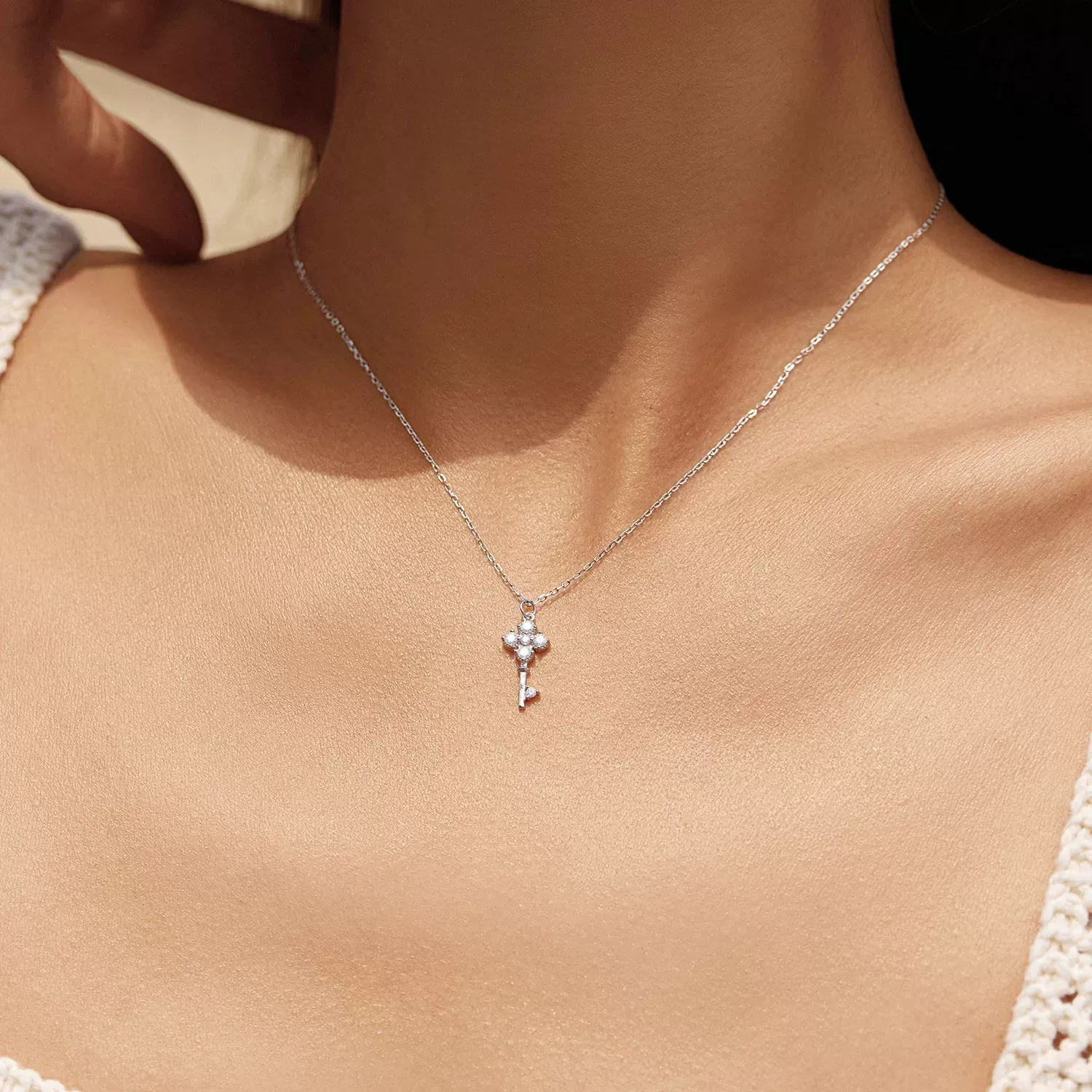 KIVELLUNE Estelle Clover Moissanite Necklace product image 2