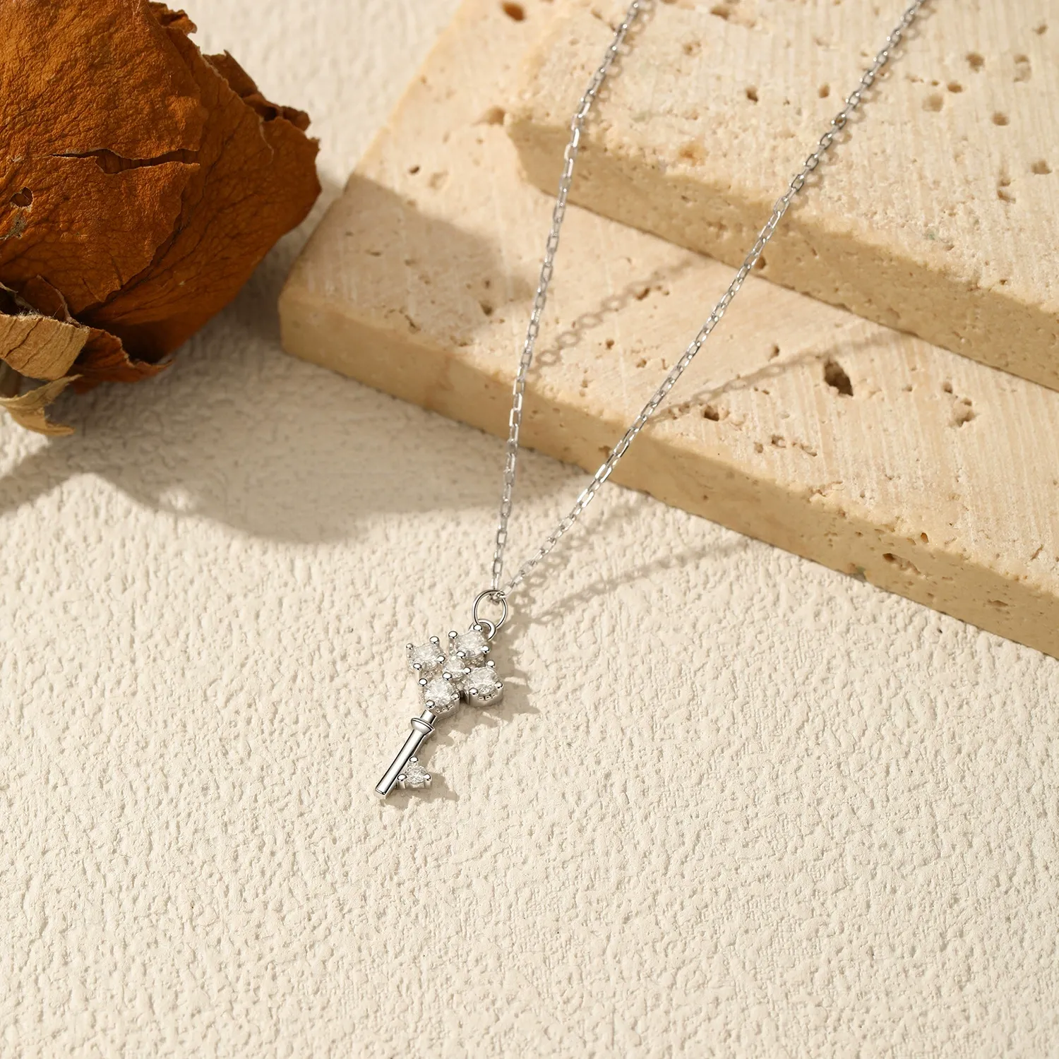 KIVELLUNE Estelle Clover Moissanite Necklace product image 3