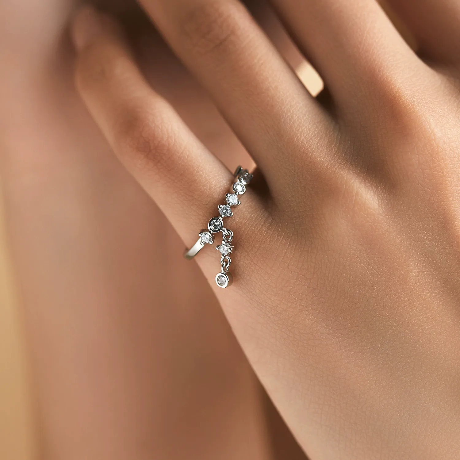 KIVELLUNE Lyra Solar Moissanite Ring product image 2