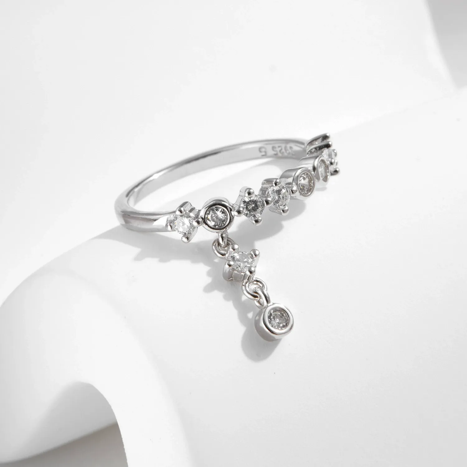 KIVELLUNE Lyra Solar Moissanite Ring product image 3