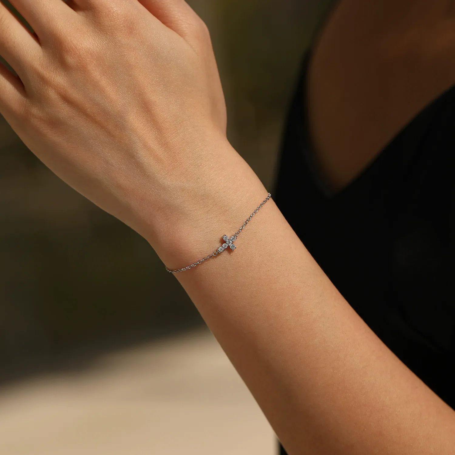 KIVELLUNE Odette Cross Moissanite Bracelet product image 2
