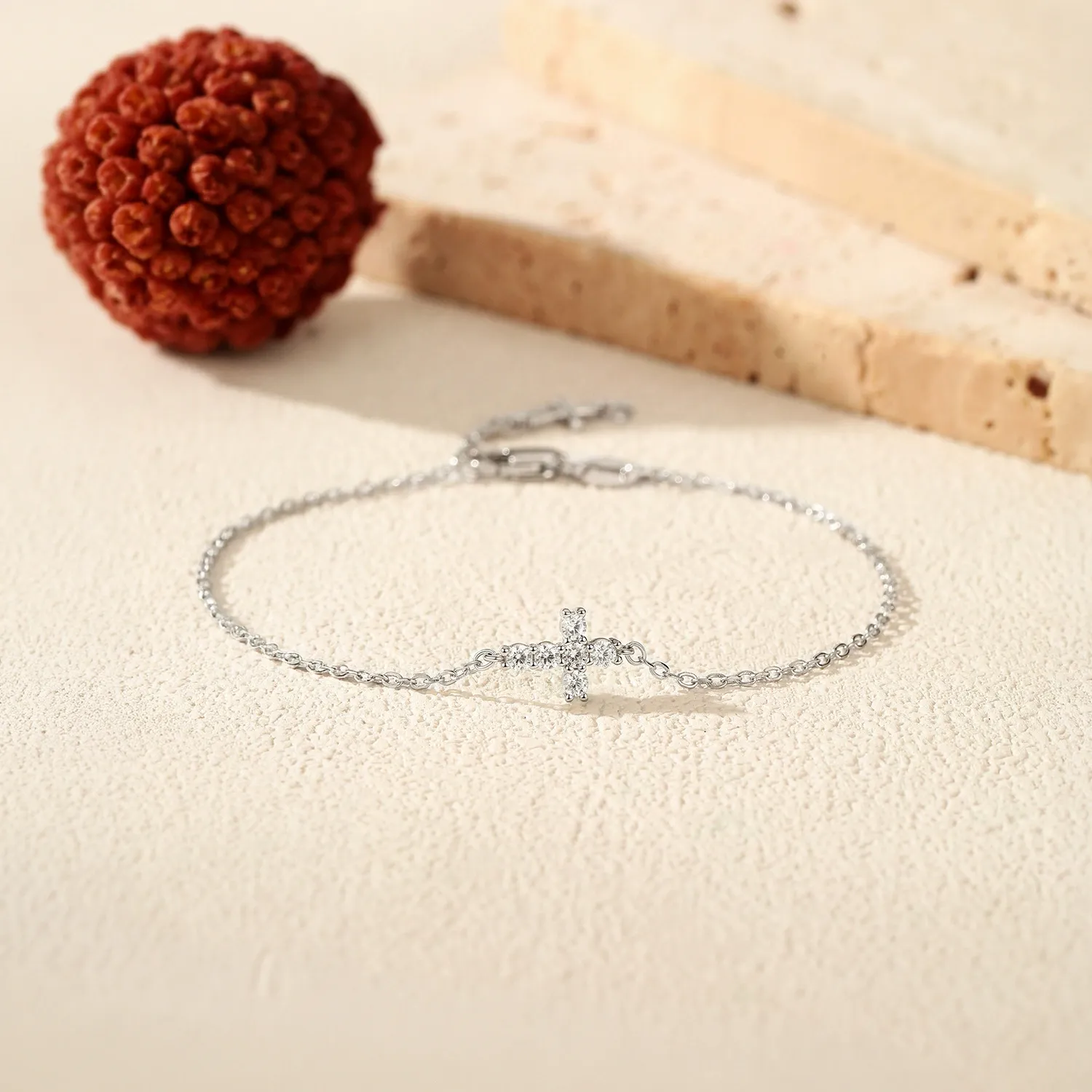 KIVELLUNE Odette Cross Moissanite Bracelet product image 3
