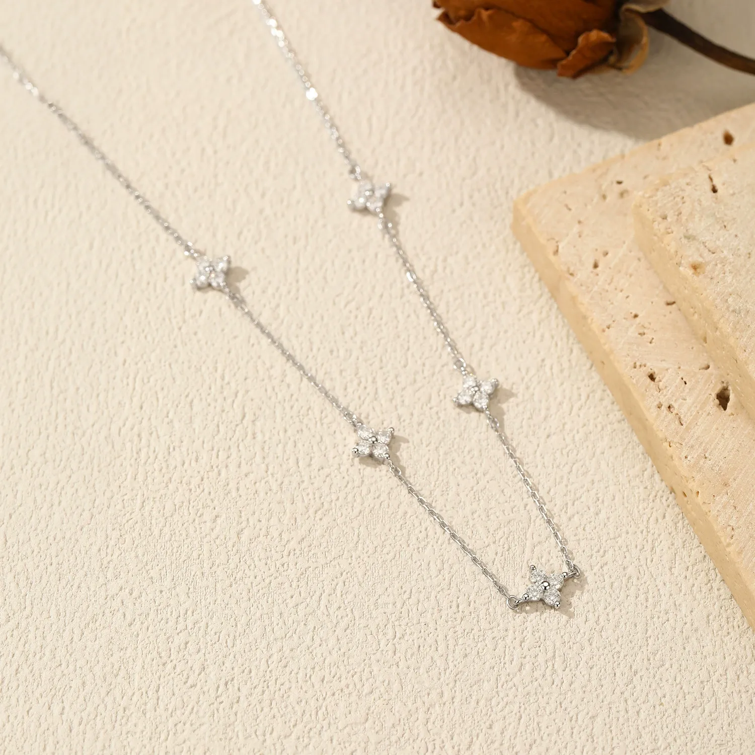 KIVELLUNE Corinne Clover Moissanite Necklace product image 3