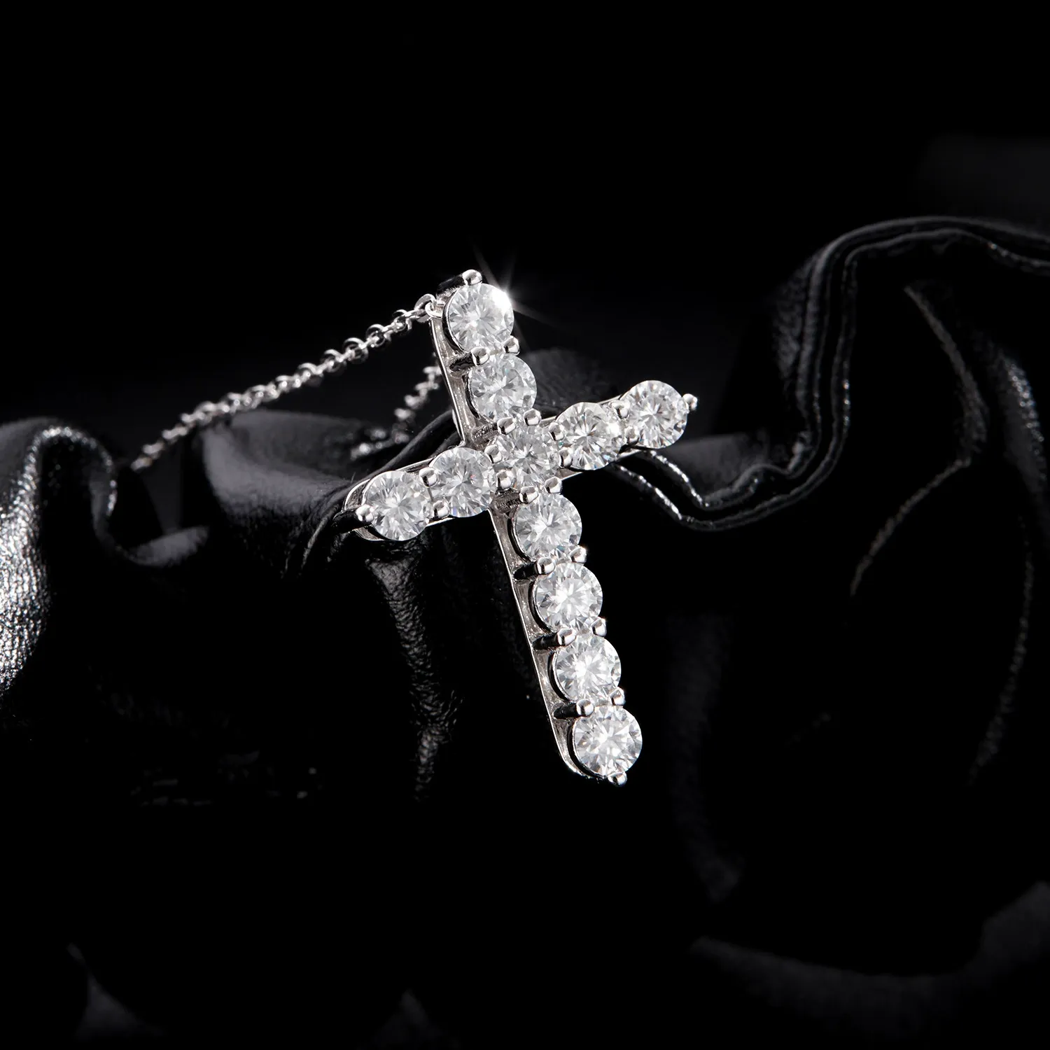 KIVELLUNE Aurelia Cross Moissanite Necklace product image 3