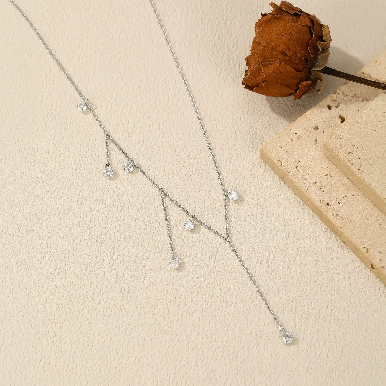 KIVELLUNE Solenne Geometric Moissanite Necklace product image 3