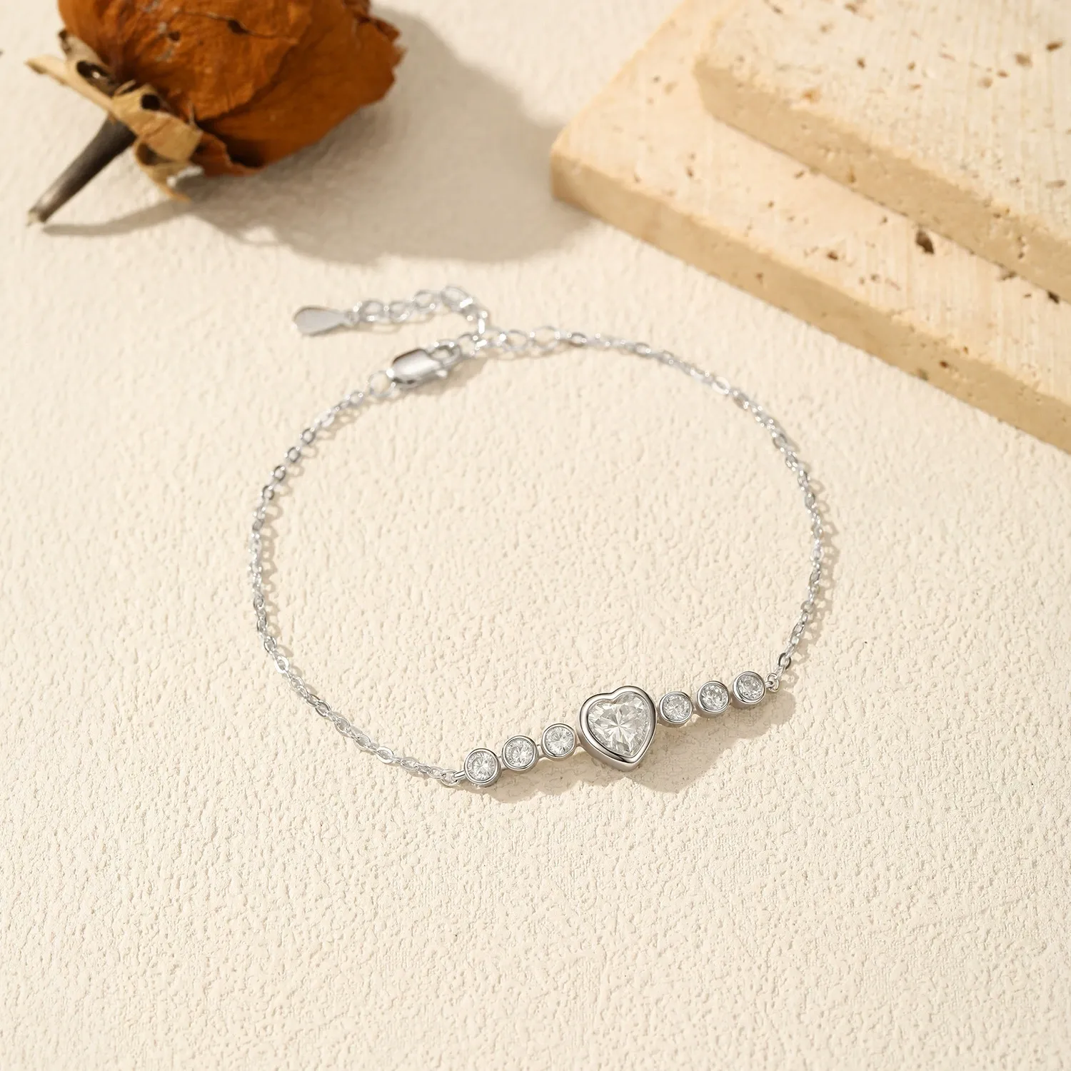 KIVELLUNE Marielle Heart Moissanite Bracelet product image 3