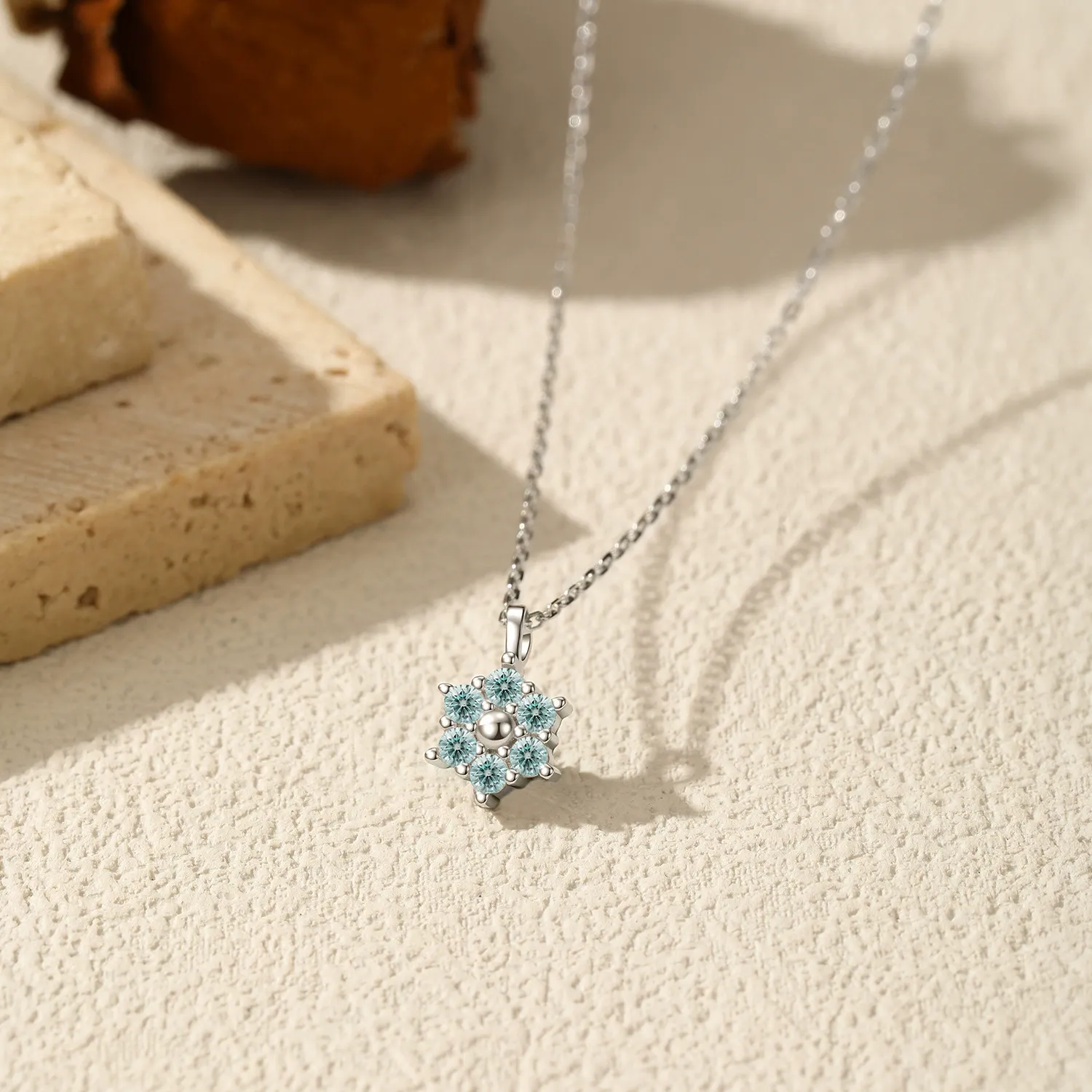 KIVELLUNE Celeste Green Snowflake Moissanite Necklace product image 3