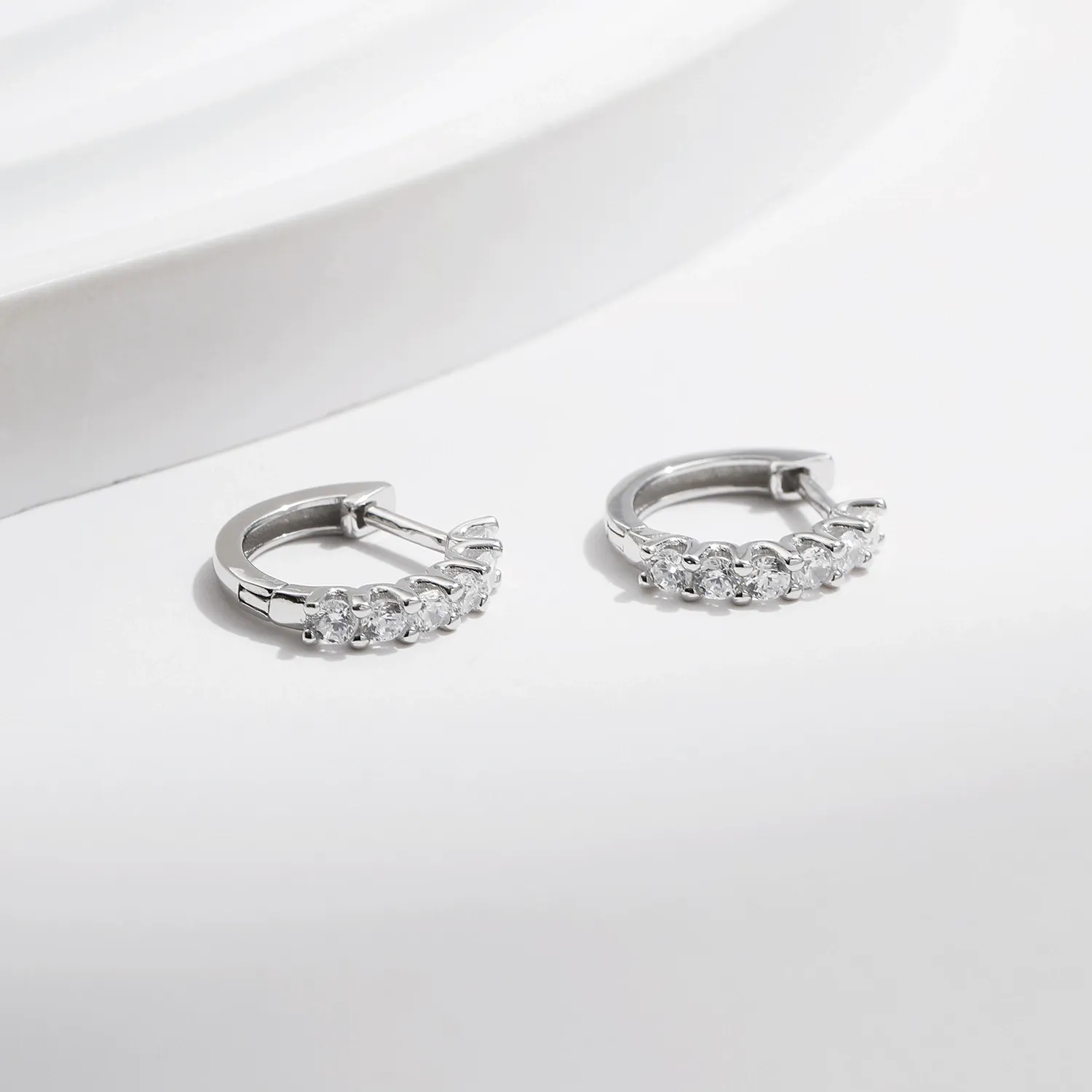 KIVELLUNE Corinne Moissanite Earrings product image 3