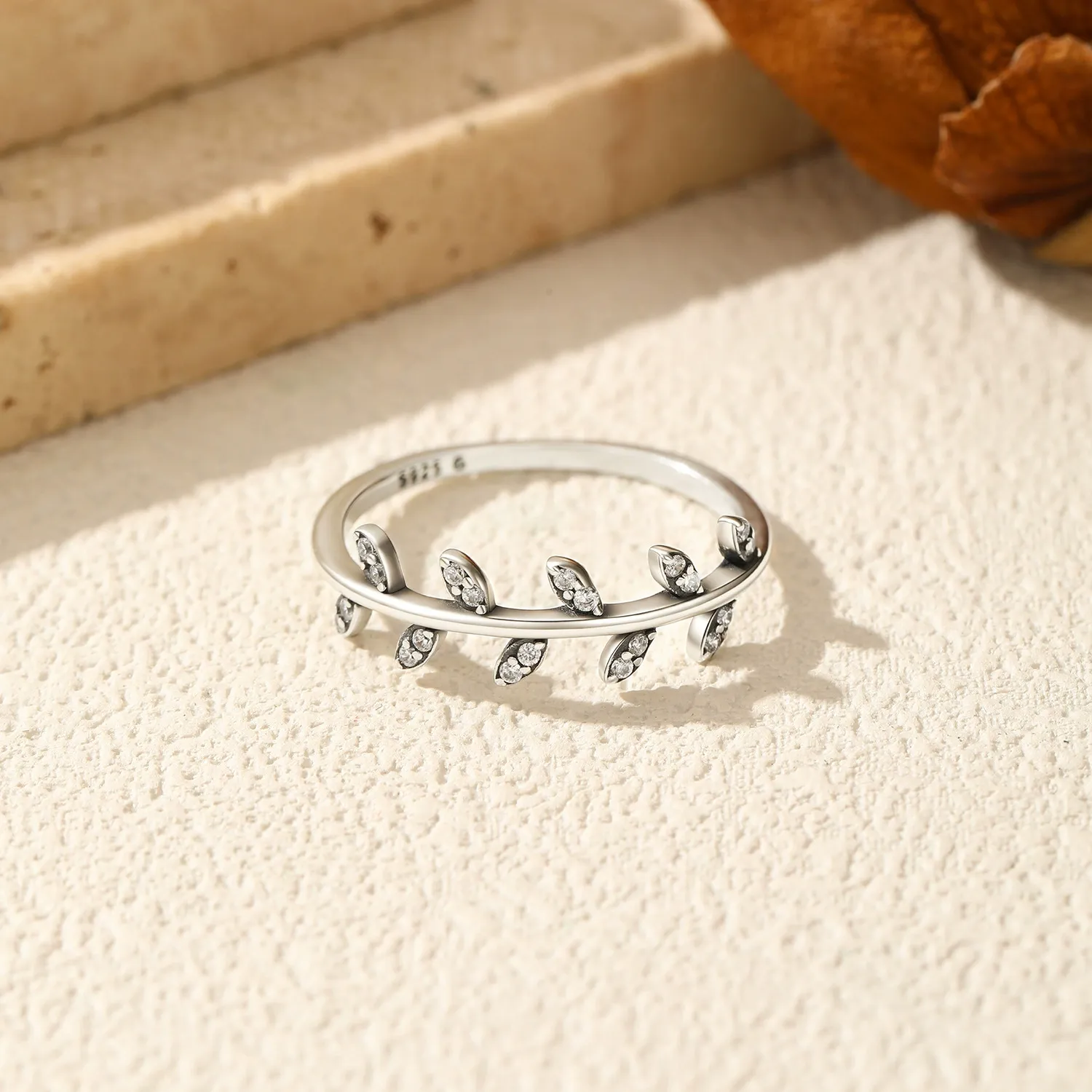 KIVELLUNE Lyra Leaf Sterling Silver Ring product image 4