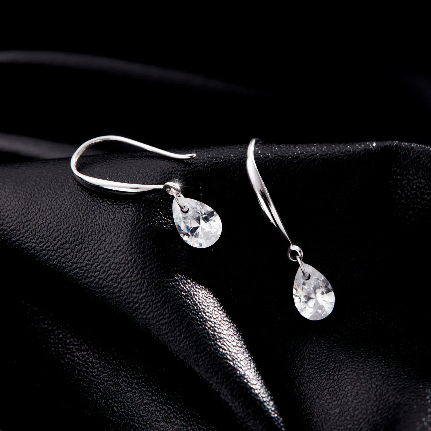 KIVELLUNE Corinne Teardrop Moissanite Earrings product image 3