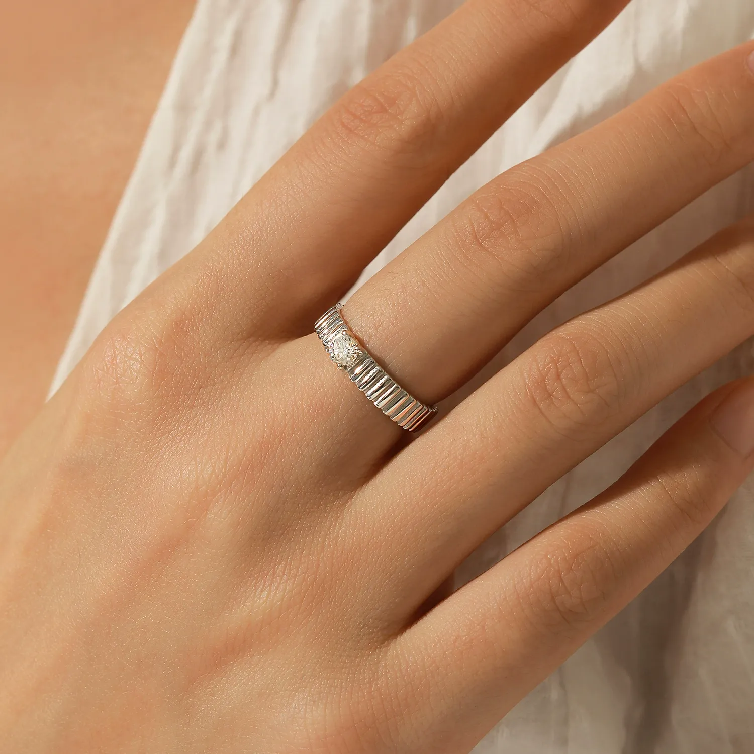 KIVELLUNE Lyra Solar Moissanite Ring product image 2