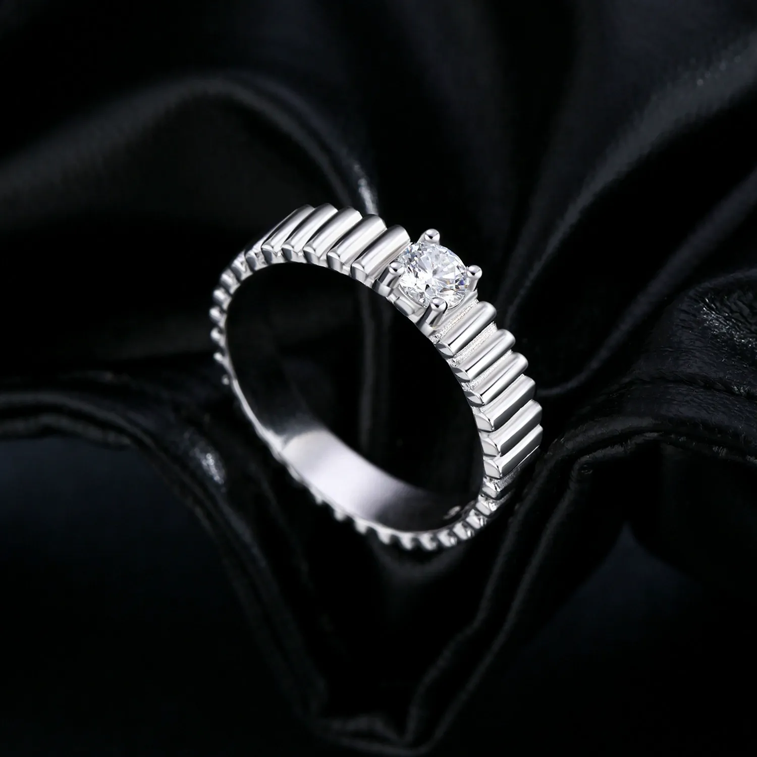 KIVELLUNE Lyra Solar Moissanite Ring product image 3