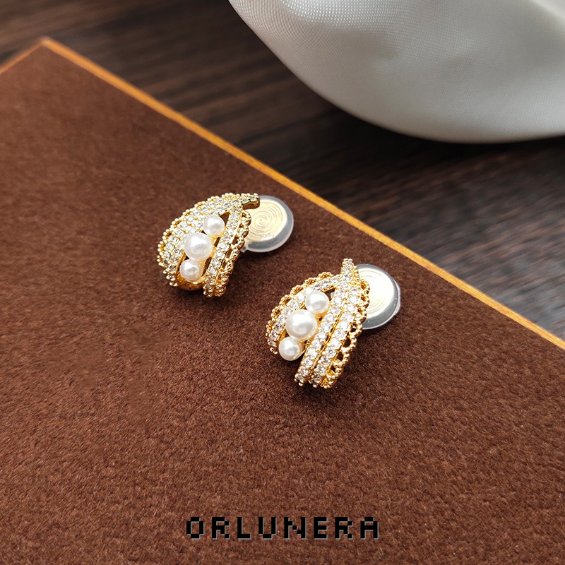 Noelle Pearl Clip-On Earrings — Edition 70 product image