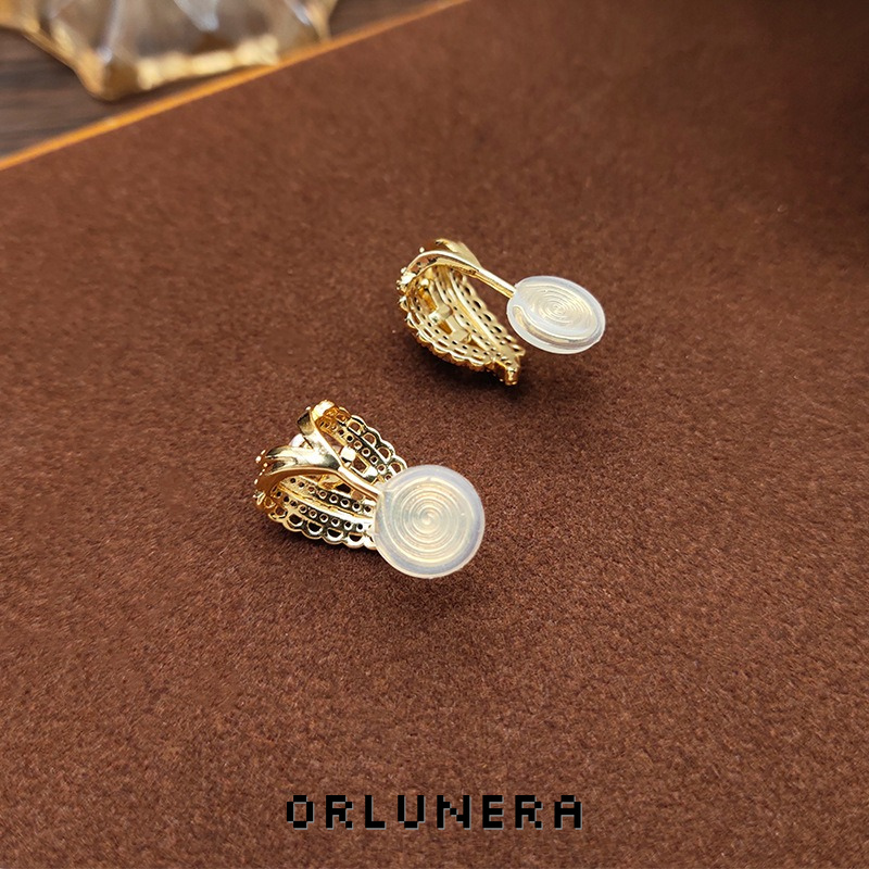 Noelle Pearl Clip-On Earrings — Edition 70 product image