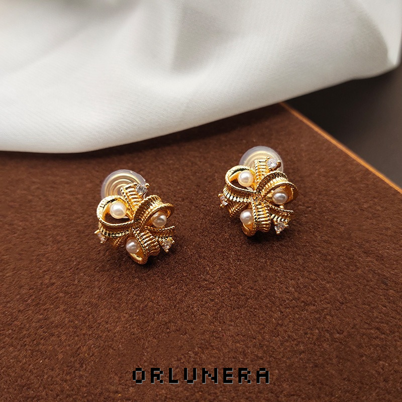 Seren Floral Pearl Clip-On Earrings — Edition 21 product image