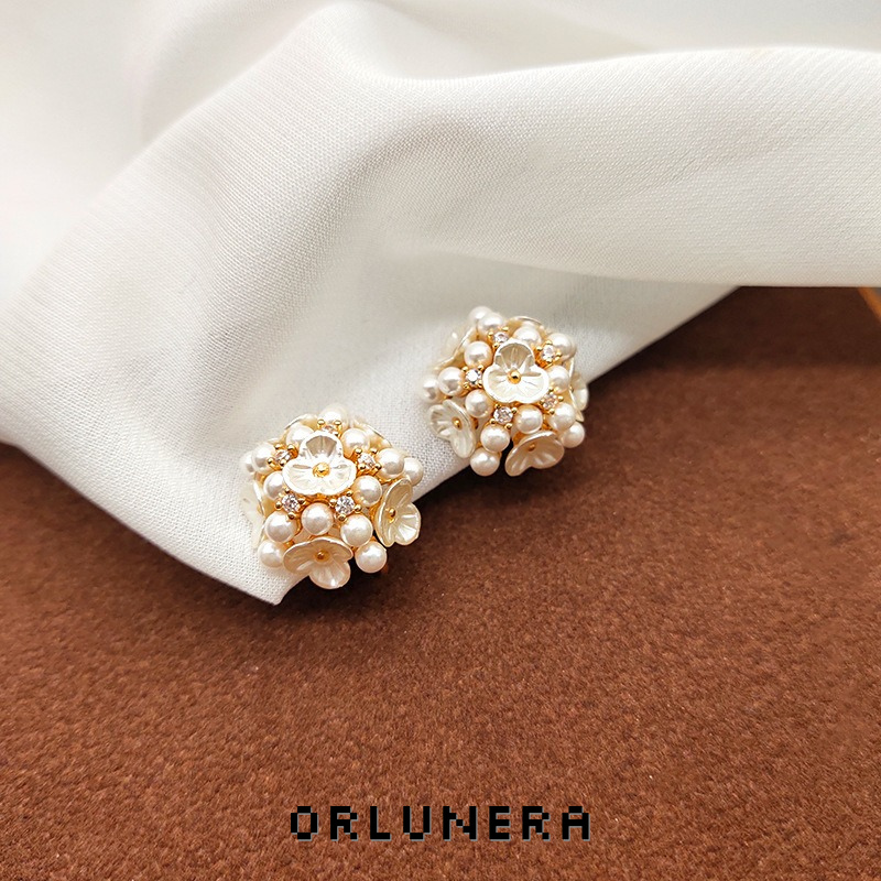 Élan Shell Pearl Clip-On Earrings product image