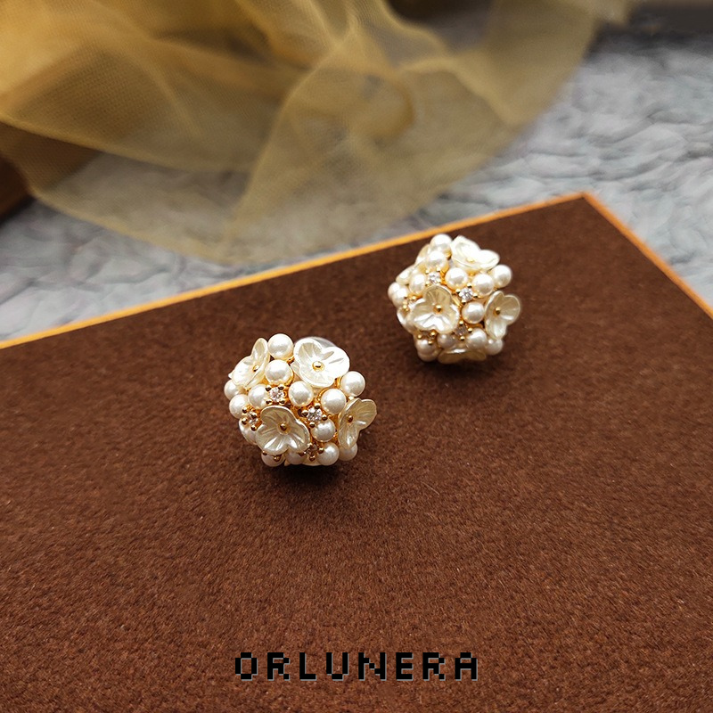 Élan Shell Pearl Clip-On Earrings product image