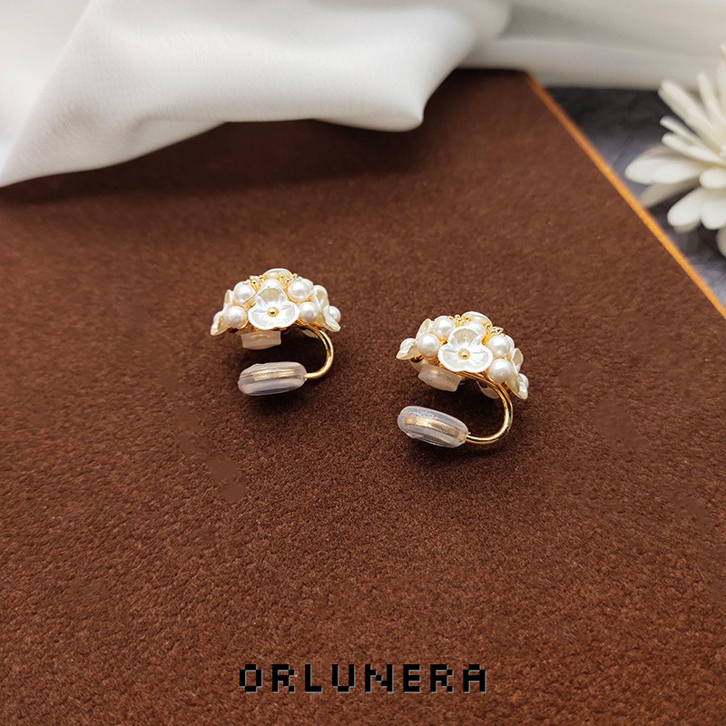 Élan Shell Pearl Clip-On Earrings product image