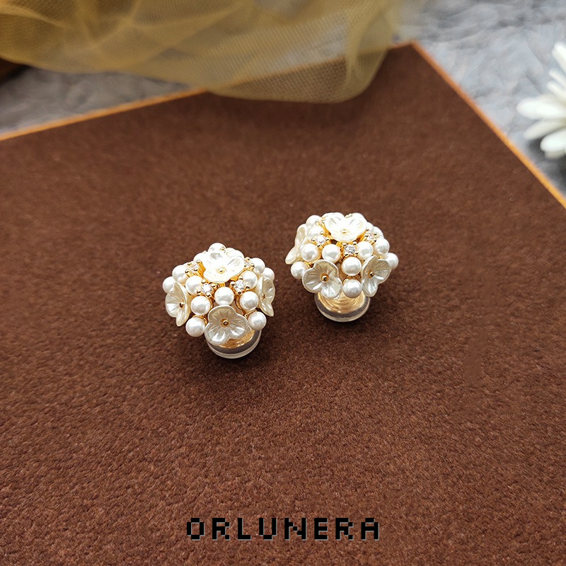 Élan Shell Pearl Clip-On Earrings product image
