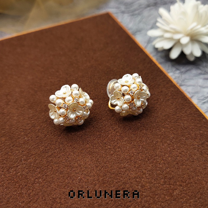 Élan Shell Pearl Clip-On Earrings product image