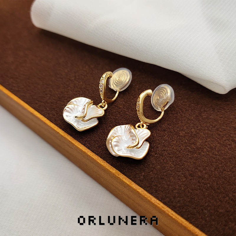 Élan Camellia Clip-On Earrings product image