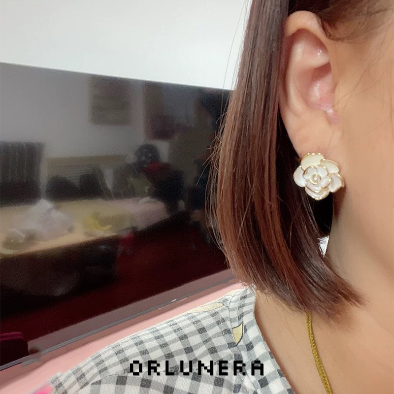 Lumière Floral Pearl Clip-On Earrings product image