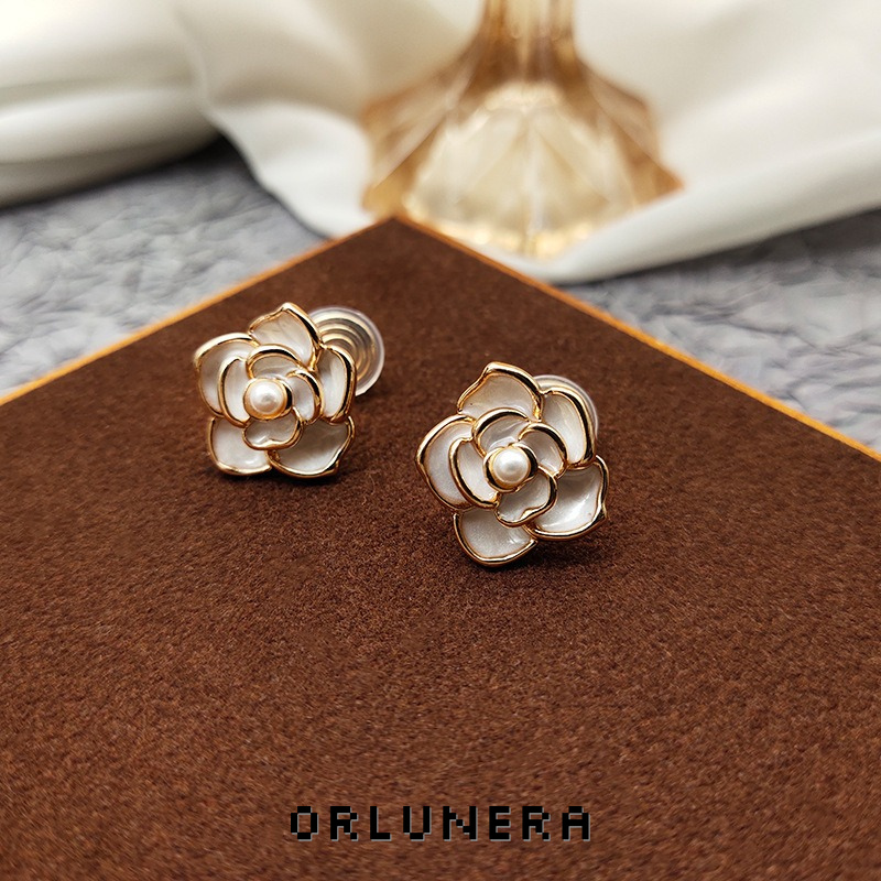Lumière Floral Pearl Clip-On Earrings product image
