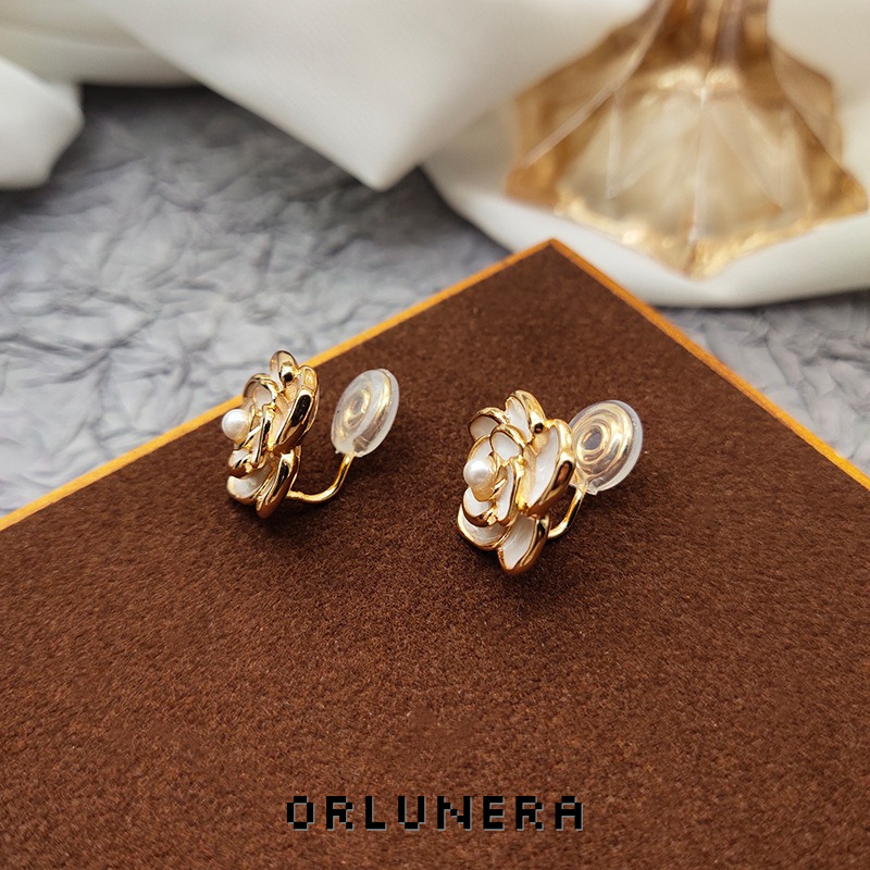 Lumière Floral Pearl Clip-On Earrings product image