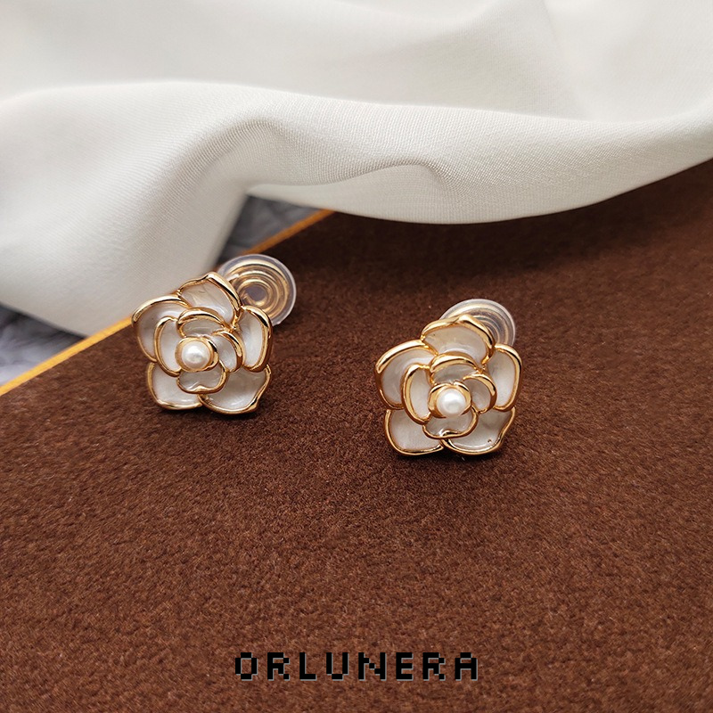 Lumière Floral Pearl Clip-On Earrings product image