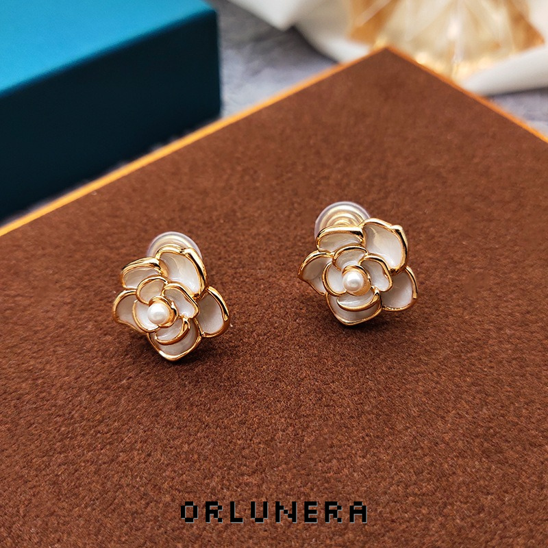 Lumière Floral Pearl Clip-On Earrings product image