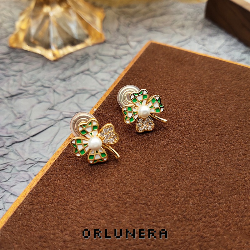 Aurelia Clover Clip-On Earrings product image