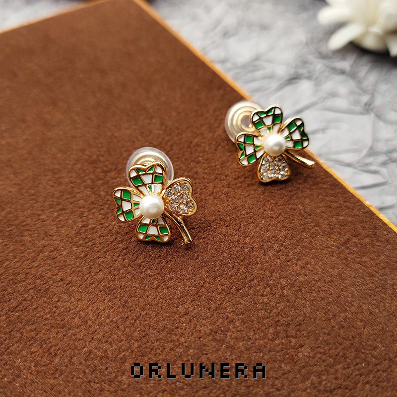 Aurelia Clover Clip-On Earrings product image