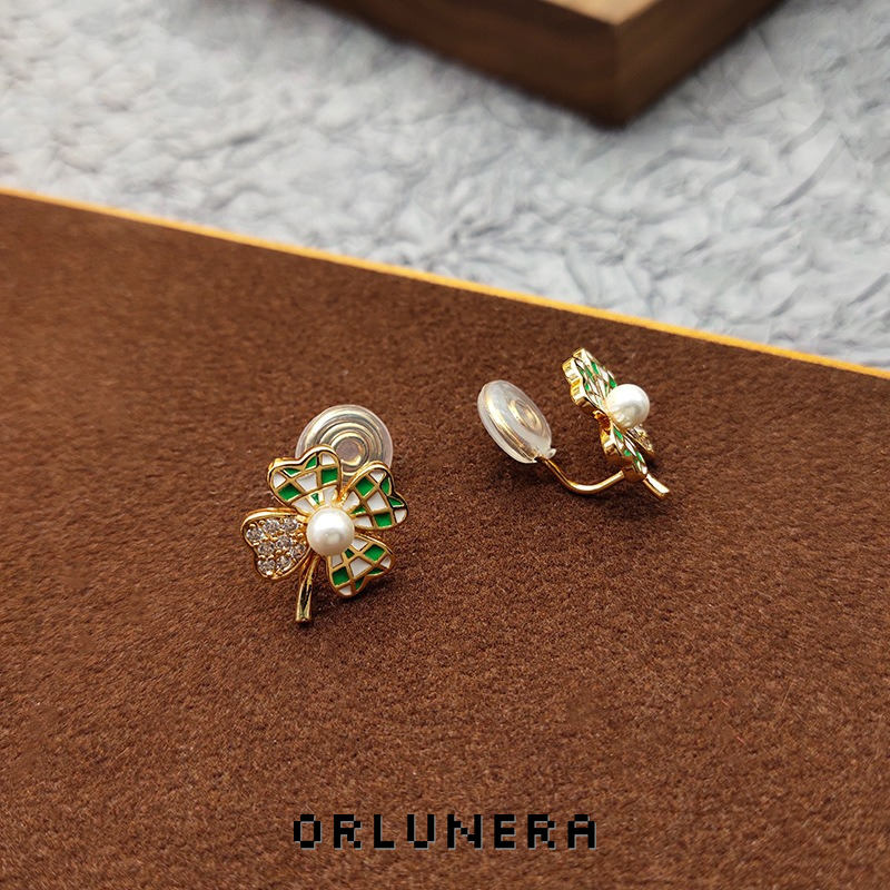 Aurelia Clover Clip-On Earrings product image