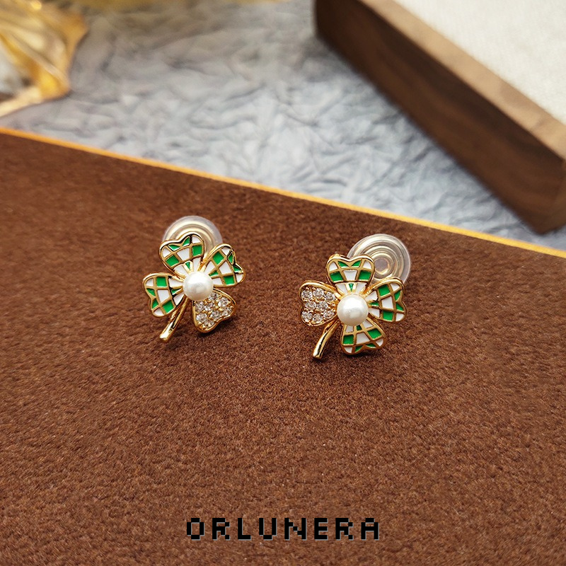 Aurelia Clover Clip-On Earrings product image