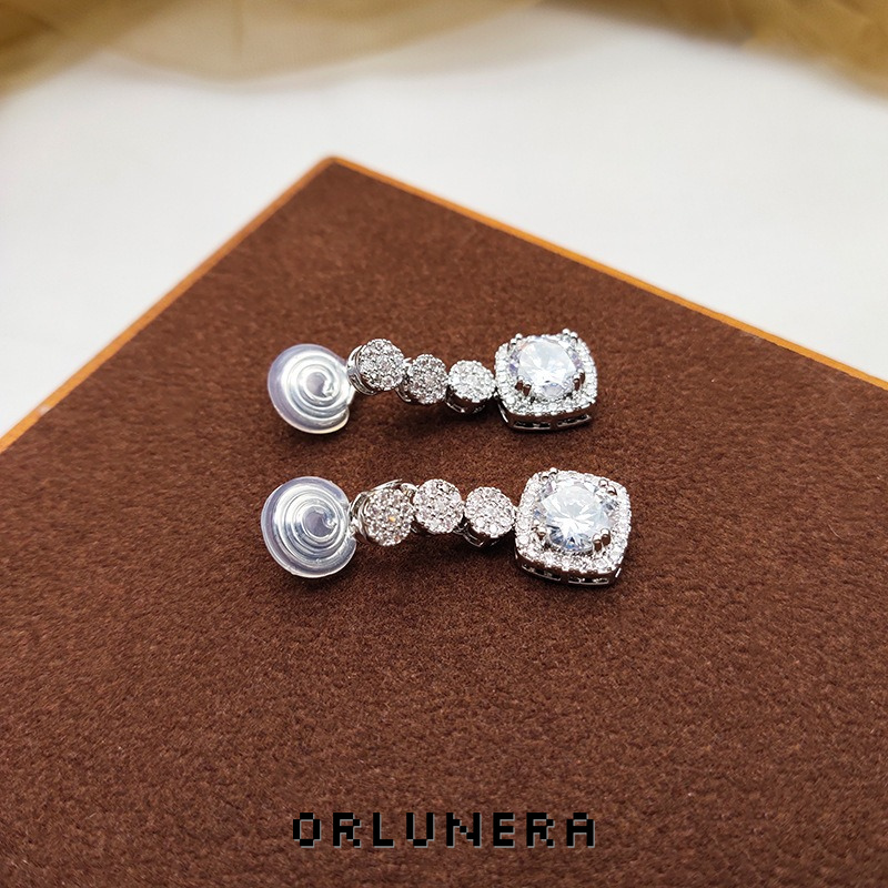 Amara Geometric Clip-On Earrings product image