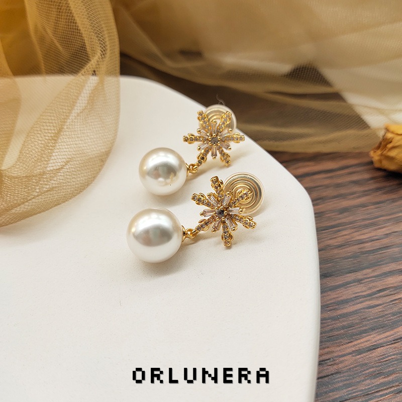 Lumière Pearl Star Clip-On Earrings product image
