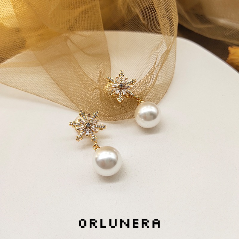 Lumière Pearl Star Clip-On Earrings product image