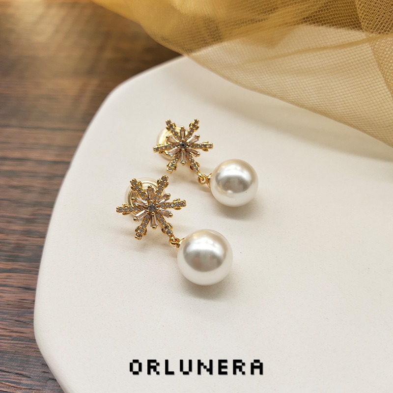Lumière Pearl Star Clip-On Earrings product image