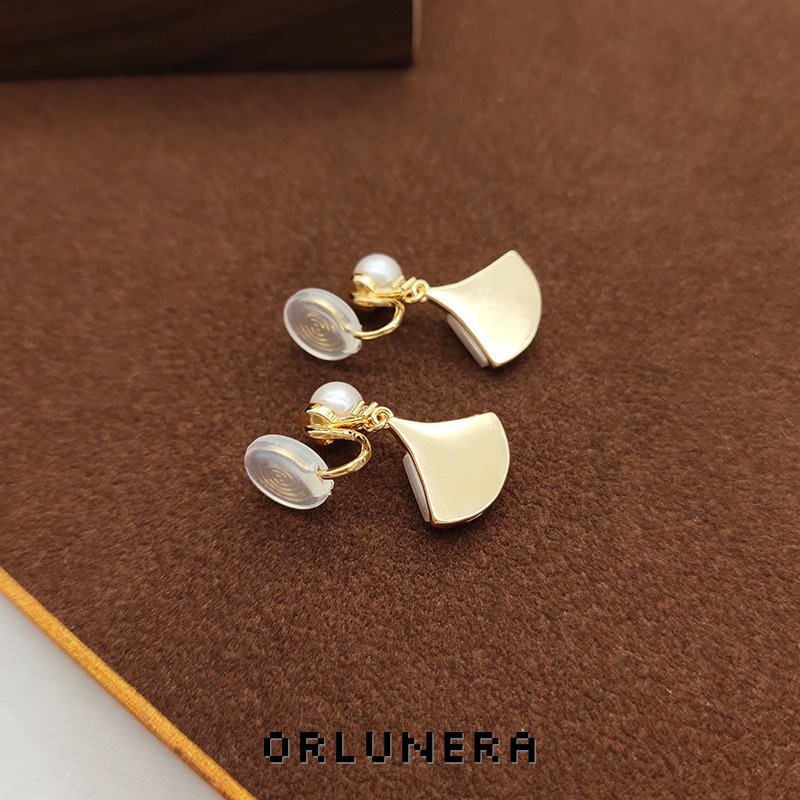 Amara Fan Shell Pearl Clip-On Earrings product image