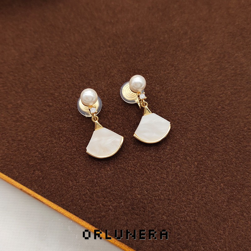 Amara Fan Shell Pearl Clip-On Earrings product image
