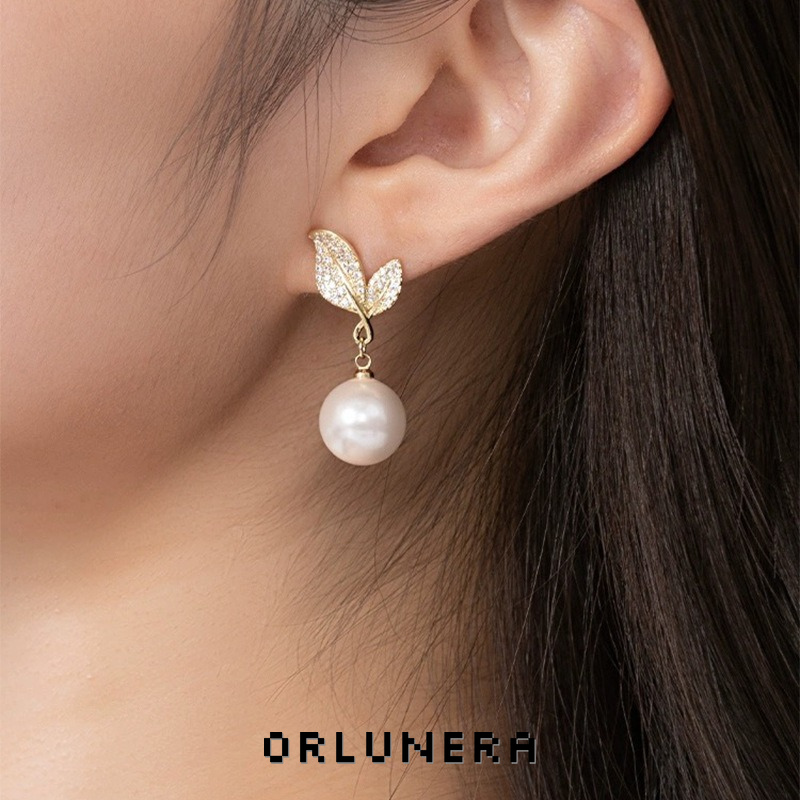 Élan Leaf Pearl Clip-On Earrings product image