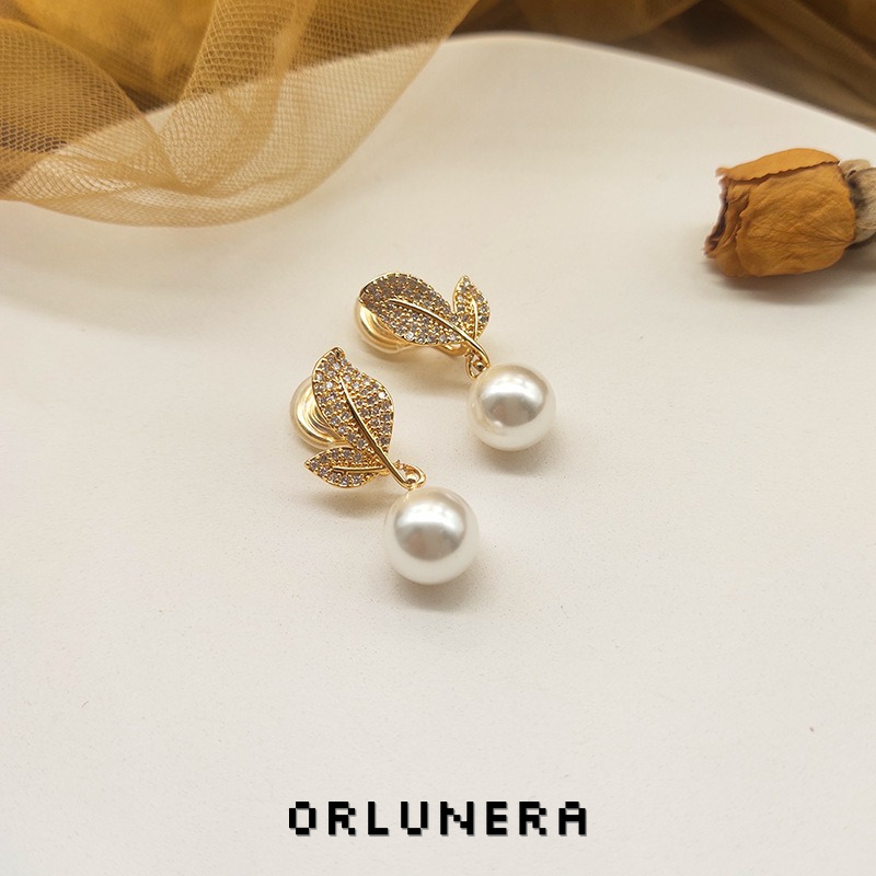Élan Leaf Pearl Clip-On Earrings product image