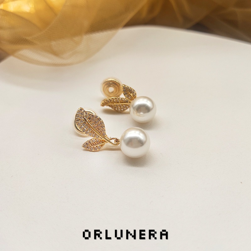Élan Leaf Pearl Clip-On Earrings product image