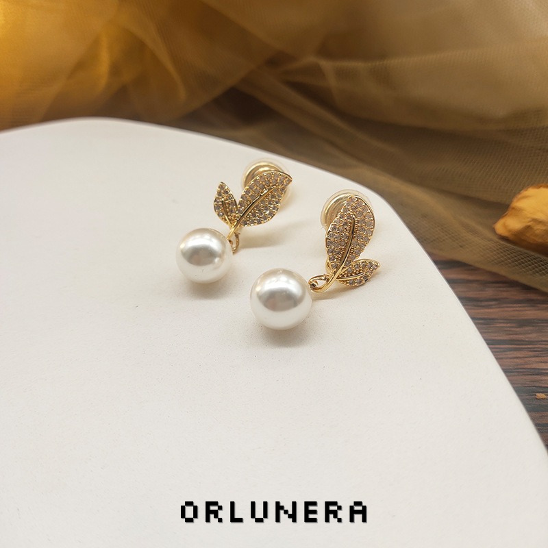Élan Leaf Pearl Clip-On Earrings product image